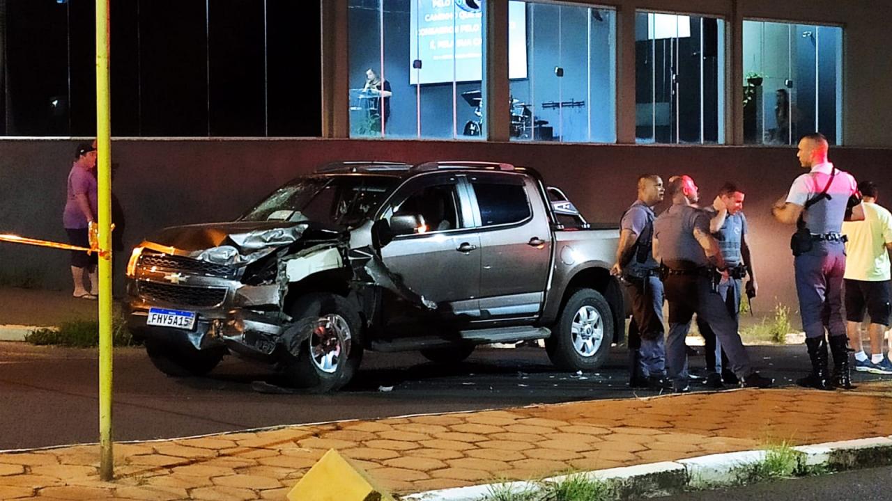 Foto 2 de 15 — Viatura da PM e Caminhonete batem violentamente no Jardim Brasil